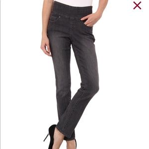 JAG Petite Pull-On Stretchy Straight Leg Jeans